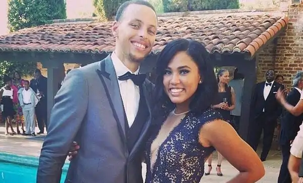 斯蒂芬库里在家里为自己老婆阿耶沙过生日,你觉得库里是个什么样的男人? 斯蒂芬库里在家里为自己老婆阿耶沙过生日,你觉得库里是个什么样的男人?