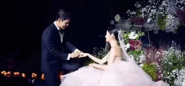 秋瓷炫跪求嫁于晓光,父母不出席婚礼,自言:愿做中国好媳妇,今近况如何? 秋瓷炫跪求嫁于晓光,父母不出席婚礼,自言:愿做中国好媳妇,今近况如何?